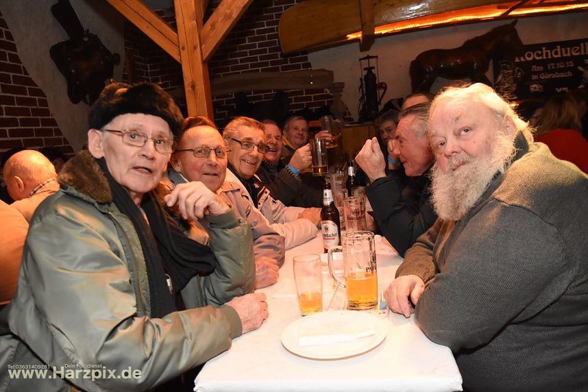 Kartoffelscheibenessen im Pferdestall