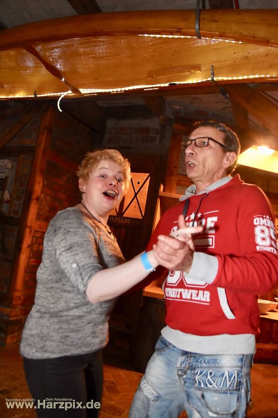 Kartoffelscheibenessen im Pferdestall