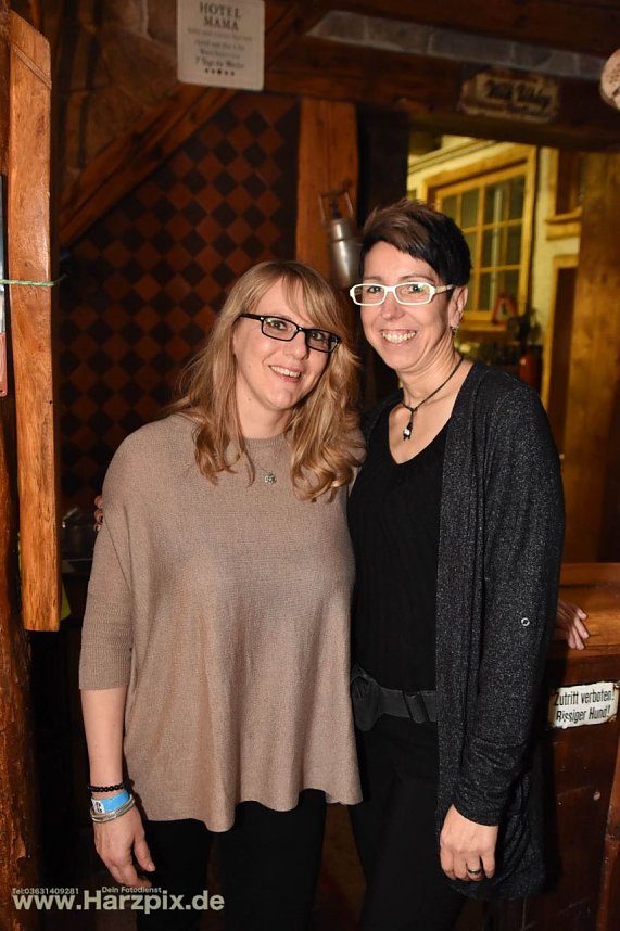 Kartoffelscheibenessen im Pferdestall