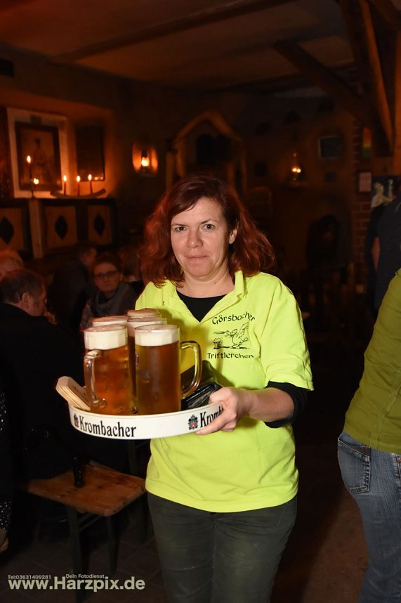 Kartoffelscheibenessen im Pferdestall