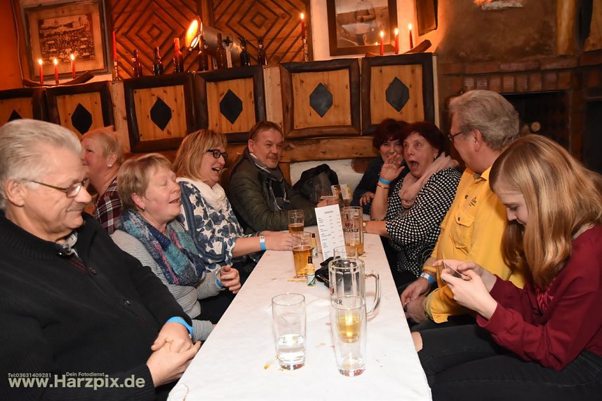 Kartoffelscheibenessen im Pferdestall