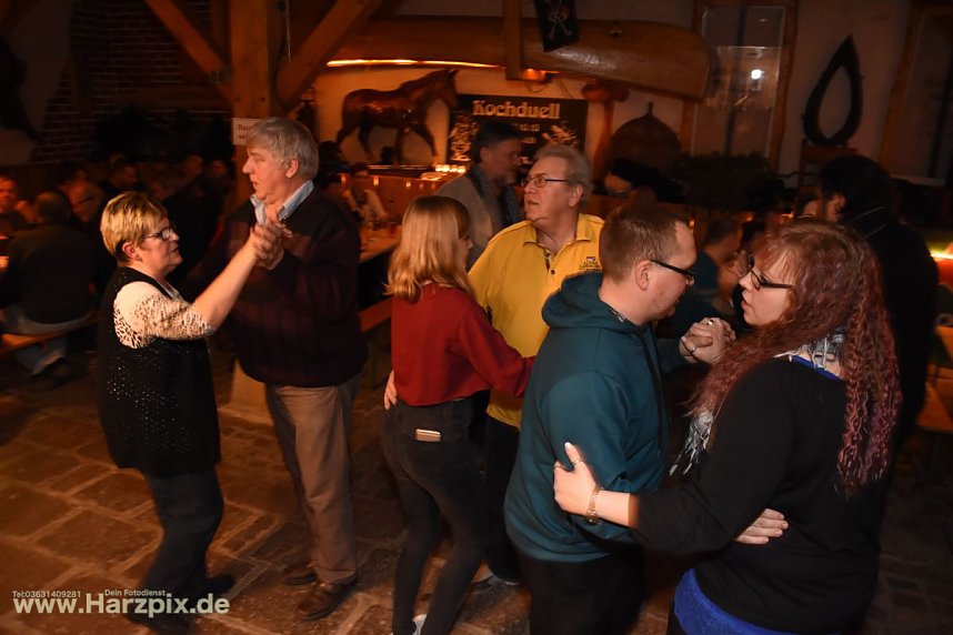 Kartoffelscheibenessen im Pferdestall