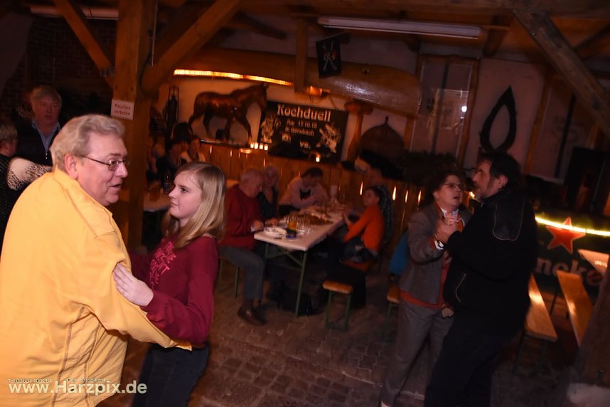 Kartoffelscheibenessen im Pferdestall