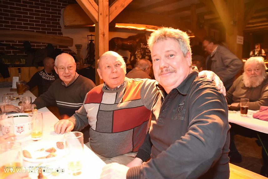 Kartoffelscheibenessen im Pferdestall