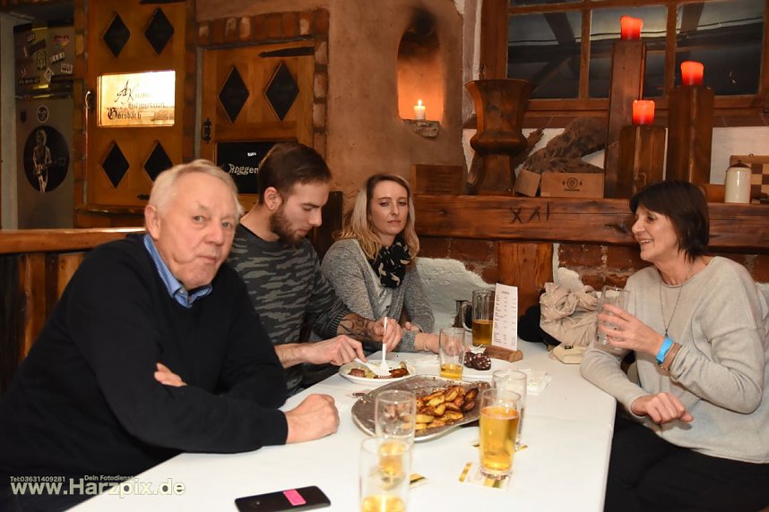 Kartoffelscheibenessen im Pferdestall