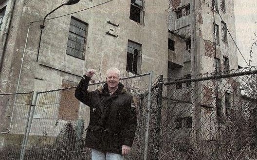 J&uuml;rgen Kucher vor der Ruine der einstigen Drei-Streif-Fabrik, wo er als Produktionsleiter t&auml;tig war. Nichts erinnert heute mehr an den ehemaligen Vorzeigebetrieb.