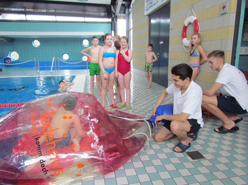 Ferienstart mit der Mega-Pool-Party