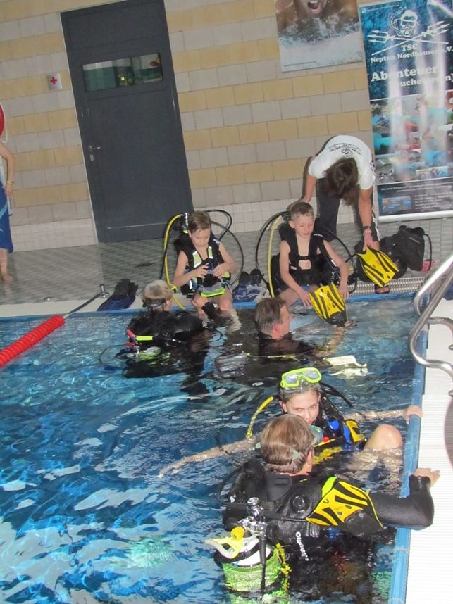 Ferienstart mit der Mega-Pool-Party