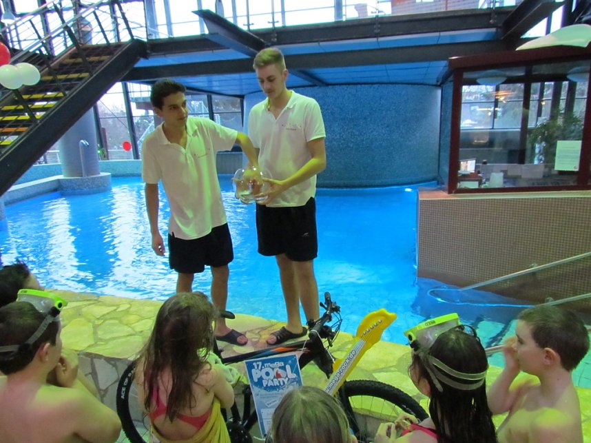 Ferienstart mit der Mega-Pool-Party