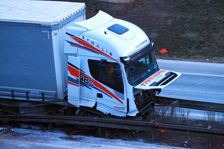 In Mittelleitplanke gekracht