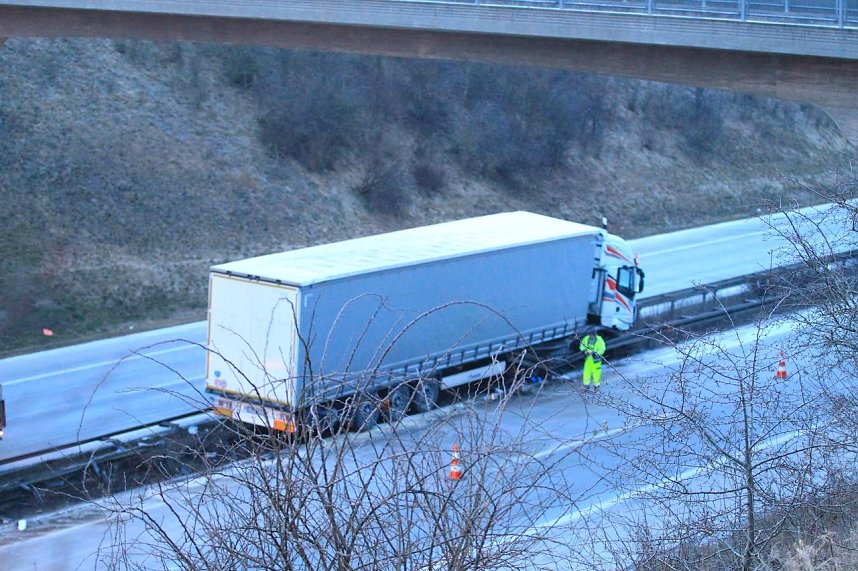 In Mittelleitplanke gekracht