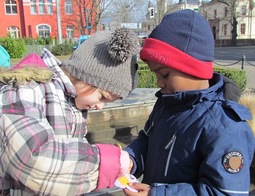 Knirpse aus Ost bereiten Brunnenfest vor