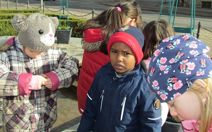 Knirpse aus Ost bereiten Brunnenfest vor