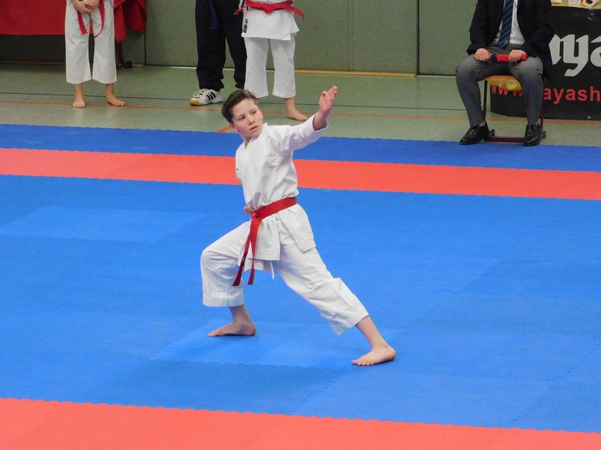 Medaillensegen bei Karatemeisterschaft