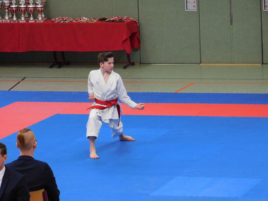 Medaillensegen bei Karatemeisterschaft