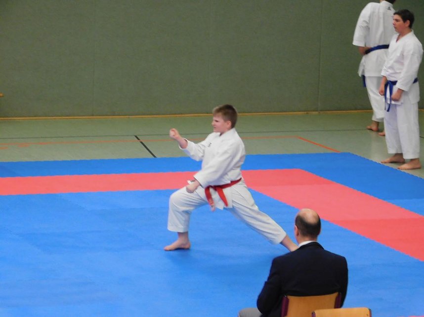 Medaillensegen bei Karatemeisterschaft