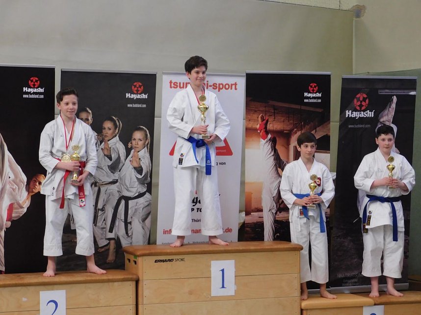 Medaillensegen bei Karatemeisterschaft