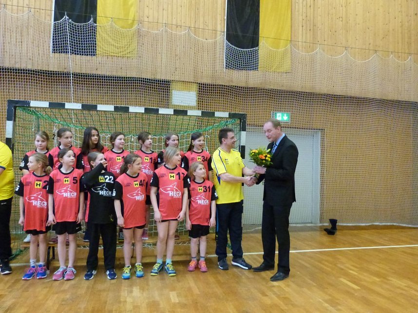 Handballerinnen der E-Jugend erhielten neue Spielkleidung