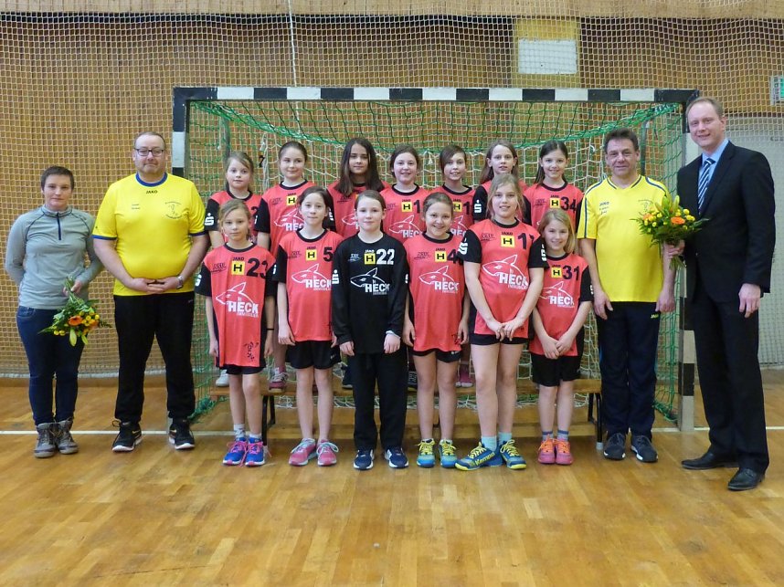 Handballerinnen der E-Jugend erhielten neue Spielkleidung