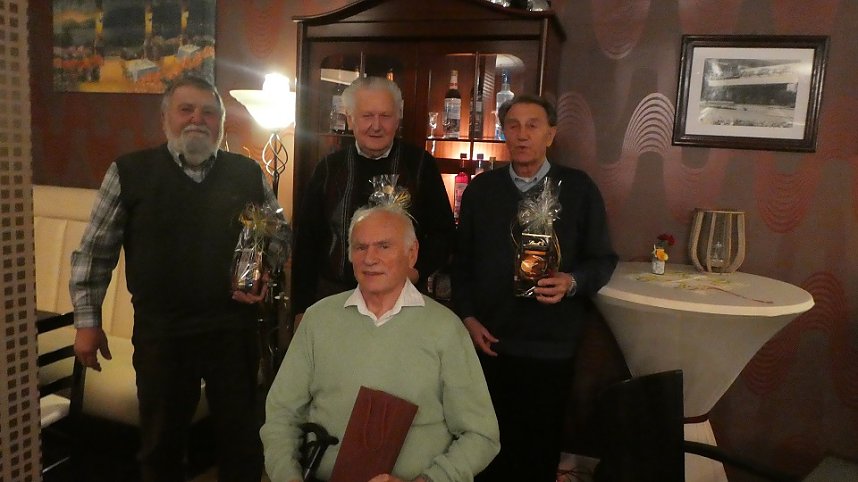 Sieger und Ehrenvorsitzender mit den Preisen