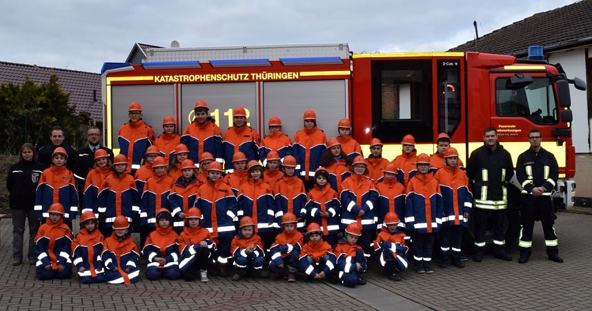 Neue Jacken f&uuml;r den Feuerwehr-Nachwuchs...