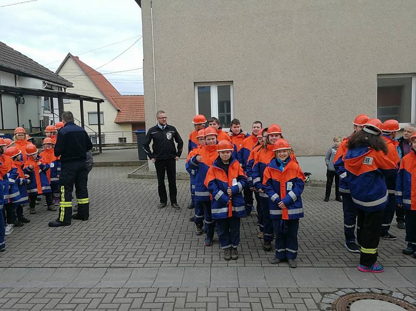 Neue Jacken f&uuml;r den Feuerwehr-Nachwuchs...
