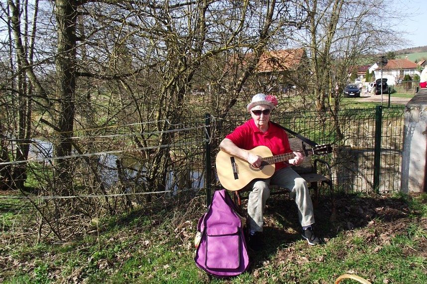 Mutig in den eiskalten Fluss