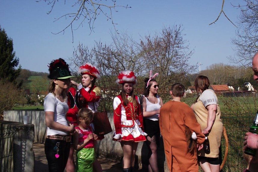 Mutig in den eiskalten Fluss