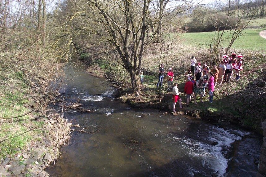 Mutig in den eiskalten Fluss