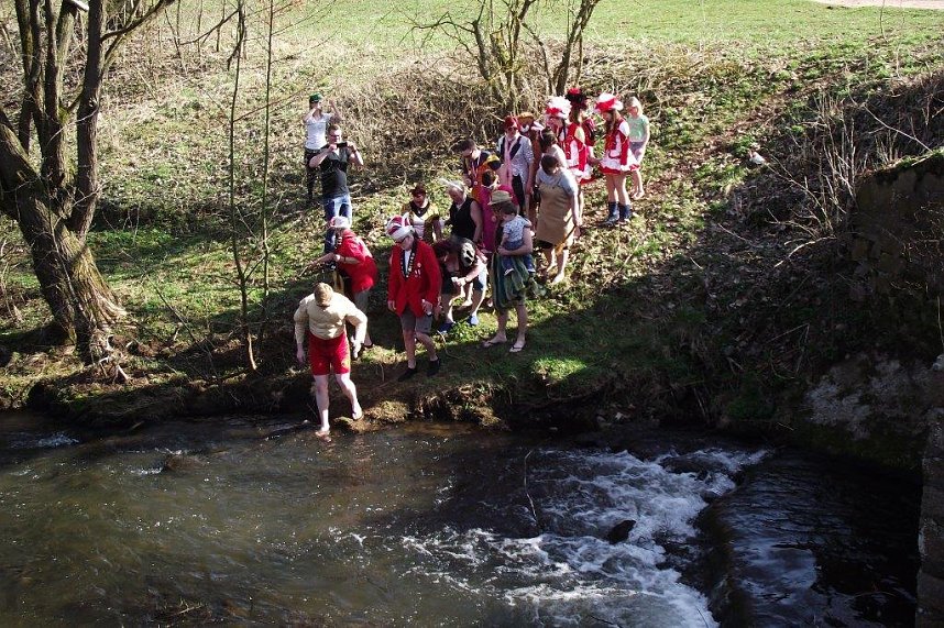 Mutig in den eiskalten Fluss