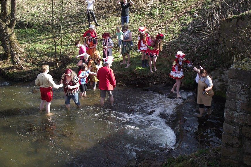 Mutig in den eiskalten Fluss
