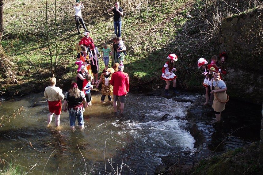 Mutig in den eiskalten Fluss