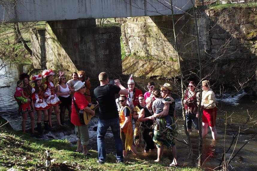 Mutig in den eiskalten Fluss