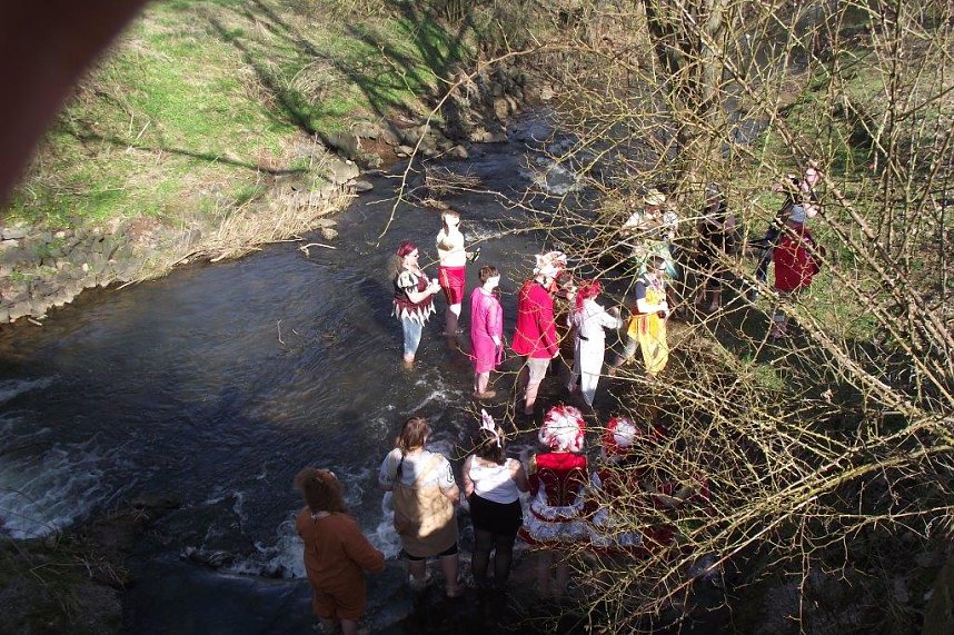 Mutig in den eiskalten Fluss
