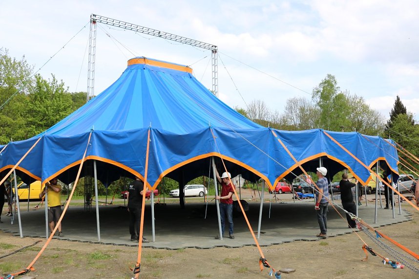 Zappelini Zelt wird aufgebaut