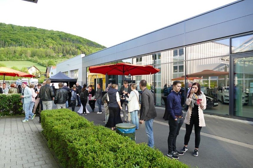 Afterwork-Party im Mercedes-Autohaus