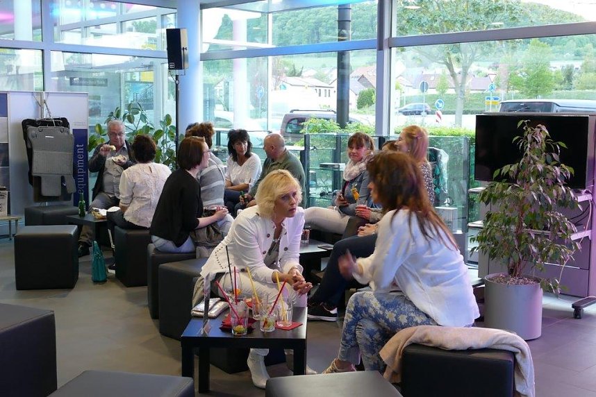Afterwork-Party im Mercedes-Autohaus