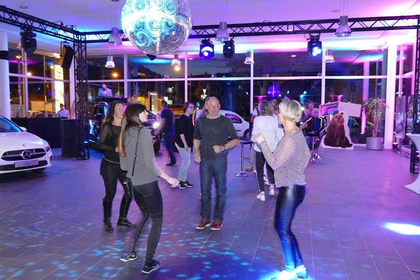 Afterwork-Party im Mercedes-Autohaus