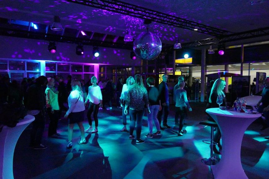 Afterwork-Party im Mercedes-Autohaus
