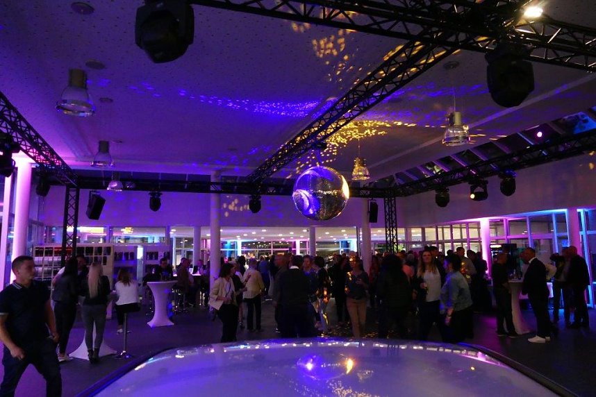 Afterwork-Party im Mercedes-Autohaus