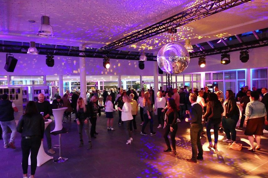 Afterwork-Party im Mercedes-Autohaus