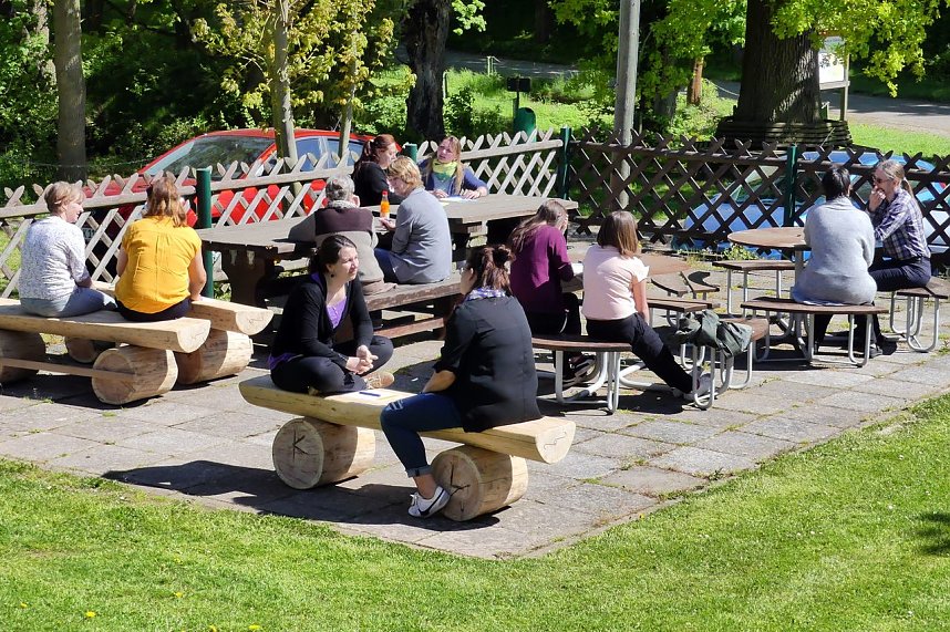 Immer wieder traf man sich auch Zweiergruppen, um Themen intensiver zu beleuchten. Dank des sch&ouml;nen Wetters auch gern im Freien.