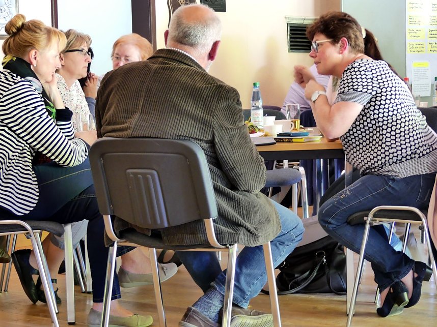 Intensive Gruppengespr&auml;che (im Vordergrund sprechend Gemeindep&auml;dagogin Ines Delert)