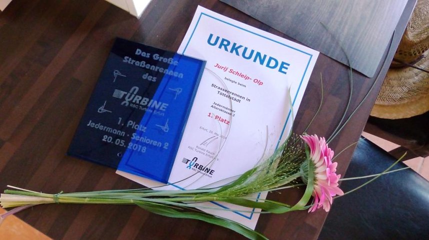 Im Mittelfeld &uuml;ber die Ziellinie