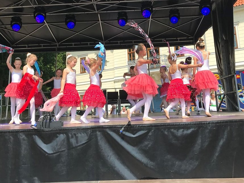 Viele Auftritte f&uuml;r Radevas Tanzeleven