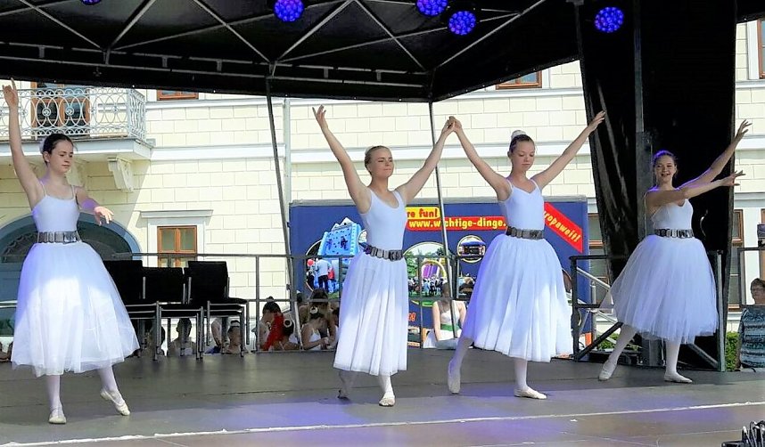 Viele Auftritte f&uuml;r Radevas Tanzeleven