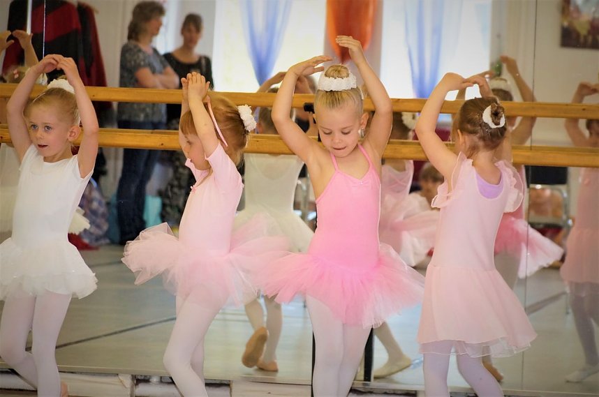 Viele Auftritte f&uuml;r Radevas Tanzeleven