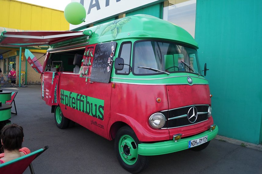 25. Jahre Marktkauf feiert mit Pfeffi-Bus