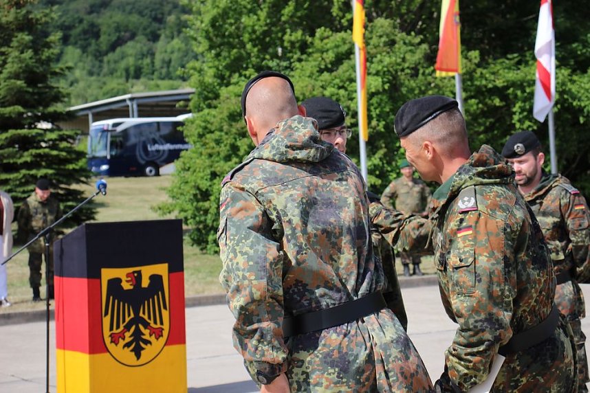 Einheiten der Bundeswehr verabschiedet