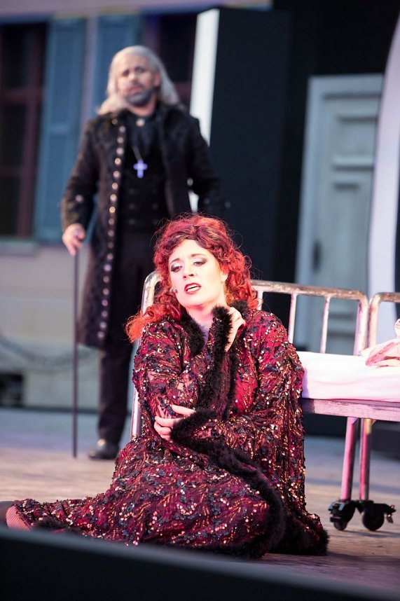 La traviata mit glanzvoller Premiere